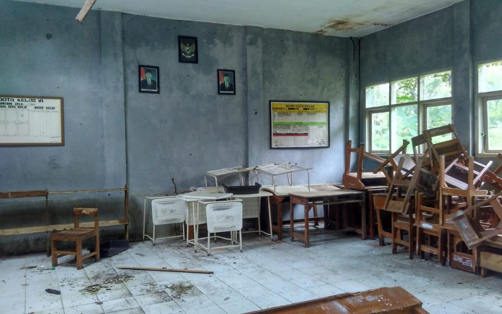 Memprihatinkan Gedung Sekolah Dasar Nyaris Ambruk Dan Terbengkalai